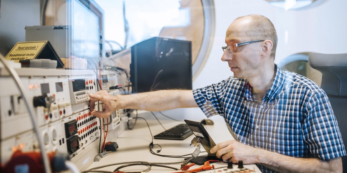 Dr Tarvo Raudvere Proeksperdi laboris seadmeid testimas. Foto: Proekspert