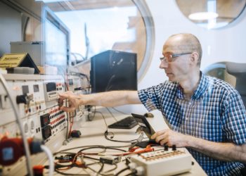 Dr Tarvo Raudvere Proeksperdi laboris seadmeid testimas. Foto: Proekspert