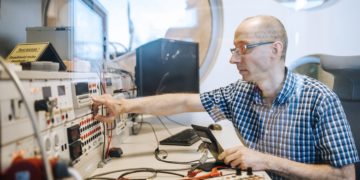 Dr Tarvo Raudvere Proeksperdi laboris seadmeid testimas. Foto: Proekspert