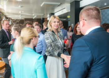 Urve Palo mais 2017 programmi "Vali IT!" lõpetanuid õnnitlemas. Foto: BCS Koolitus