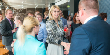 Urve Palo mais 2017 programmi "Vali IT!" lõpetanuid õnnitlemas. Foto: BCS Koolitus