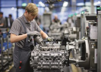 Stuttgardi Porche tehases töötaja mootorit kokkupanemas. Foto: PORSCHE AG / Marco Prosch