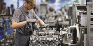 Stuttgardi Porche tehases töötaja mootorit kokkupanemas. Foto: PORSCHE AG / Marco Prosch