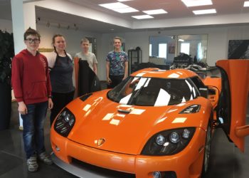 100 sammu inseneerias - Võru Kreutzwaldi kooli õpilased Hanno-Laur Kunnus, Hanna-Liina Kunnus, Karl Jakop Pintmann, Uku Konsap Koenigseggi superautode tehases.