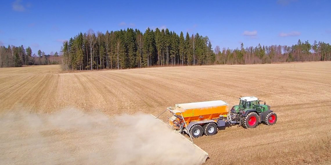 Ringmajandus põlevkivtuhast Enefix mullaparendaja laotamine põllule. Foto: Enefit