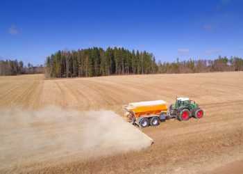 Ringmajandus põlevkivtuhast Enefix mullaparendaja laotamine põllule. Foto: Enefit