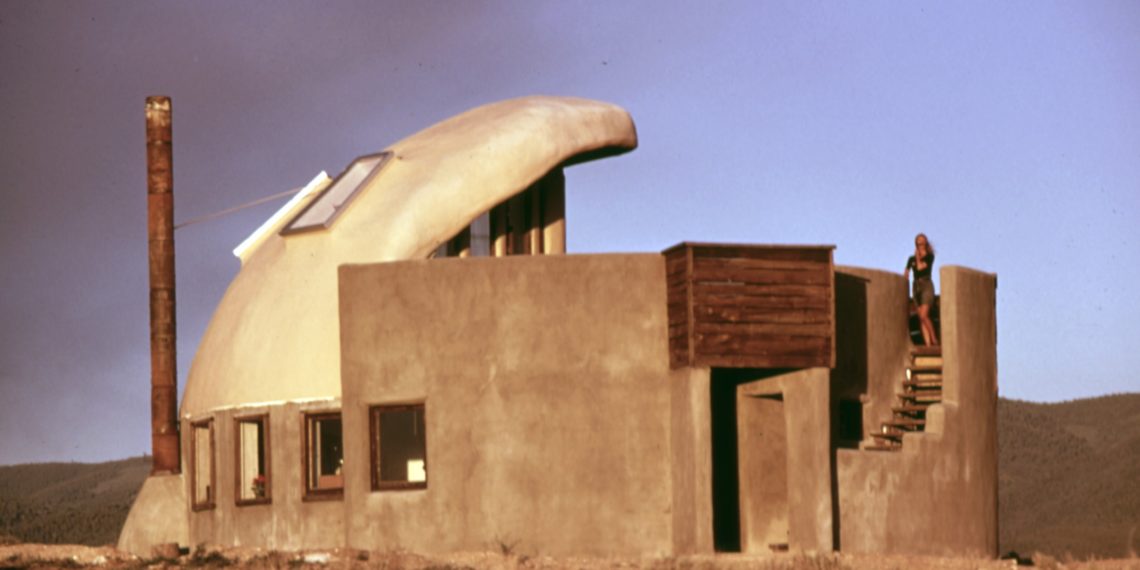 Michael Reynoldsi esimene maalaev Taose lähistel New Mexico osariigis oli suuresti püsti pandud tühjadest terasest õlle- ja karastusjoogipurkidest. Tark linn. Foto: David Hiser