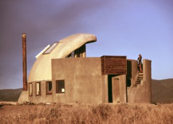 Michael Reynoldsi esimene maalaev Taose lähistel New Mexico osariigis oli suuresti püsti pandud tühjadest terasest õlle- ja karastusjoogipurkidest. Tark linn. Foto: David Hiser