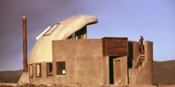 Michael Reynoldsi esimene maalaev Taose lähistel New Mexico osariigis oli suuresti püsti pandud tühjadest terasest õlle- ja karastusjoogipurkidest. Tark linn. Foto: David Hiser