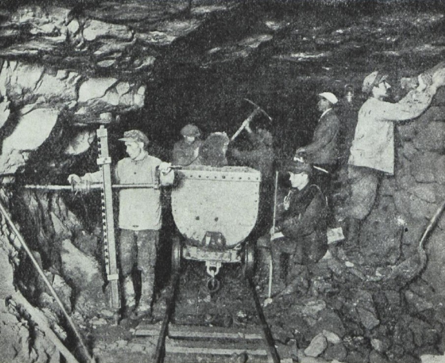 Kaevurid maa-aluses kaevanduses 1930ndatel.