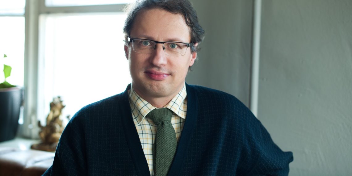 Keemia keskkonna haardes. Ajakirja TööstusESt toimetaja Erik Aru. Foto: Anne-Ly Palm