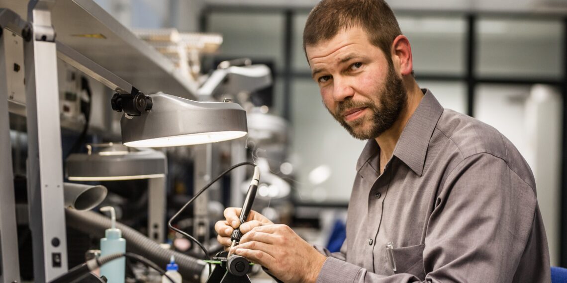 Tallinna Polütehnikumi elektroonikatöökoja juht kutseõpetaja Ivar Kaljula. Foto Raul Mee