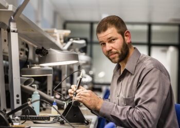 Tallinna Polütehnikumi elektroonikatöökoja juht kutseõpetaja Ivar Kaljula. Foto Raul Mee