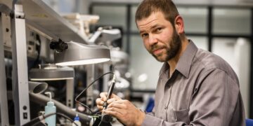 Tallinna Polütehnikumi elektroonikatöökoja juht kutseõpetaja Ivar Kaljula. Foto Raul Mee