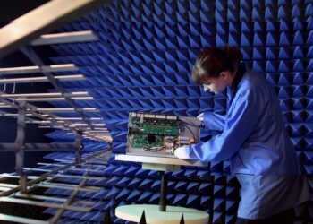 Seadmete elektromagnetilise ühilduvuse katsed TÜ Tartu observatooriumi varjestatud kambris. Foto: TÜ Observatoorium