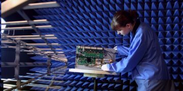 Seadmete elektromagnetilise ühilduvuse katsed TÜ Tartu observatooriumi varjestatud kambris. Foto: TÜ Observatoorium