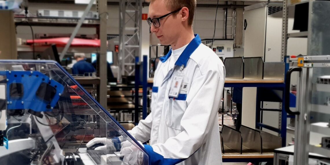 Koroonaaeg on muutnud praktika leidmise keerulisemaks. Tallinna Tehnikakõrgkooli õpilane Taavi Salum tööpostil Ericssoni tehases. Foto: Ericsson Eesti