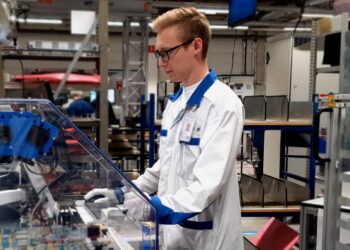 Koroonaaeg on muutnud praktika leidmise keerulisemaks. Tallinna Tehnikakõrgkooli õpilane Taavi Salum tööpostil Ericssoni tehases. Foto: Ericsson Eesti