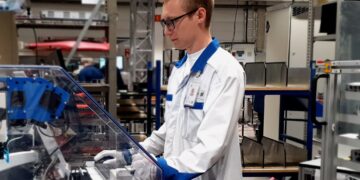 Koroonaaeg on muutnud praktika leidmise keerulisemaks. Tallinna Tehnikakõrgkooli õpilane Taavi Salum tööpostil Ericssoni tehases. Foto: Ericsson Eesti