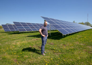 Ainult enda päikesepaneelidest jääb energiakindluse tagamiseks väheks. Mullu rajas Eesti Energia BM Trade angerjakasvatusele 230 kW võimsusega päikeseelektrijaama. BM Trade’i juhatuse liikme Indrek Bremraudi sõnul ei pidanud ettevõte päikesejaama ehitamise eest maksma ja saab järgmised 25 aastat kasutada fikseeritud hinnaga elektrit, mis on odavam kui võrgust ostes. Foto: Elmo Riig, Sakala/Scanpix
