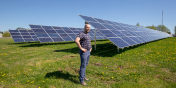 Ainult enda päikesepaneelidest jääb energiakindluse tagamiseks väheks. Mullu rajas Eesti Energia BM Trade angerjakasvatusele 230 kW võimsusega päikeseelektrijaama. BM Trade’i juhatuse liikme Indrek Bremraudi sõnul ei pidanud ettevõte päikesejaama ehitamise eest maksma ja saab järgmised 25 aastat kasutada fikseeritud hinnaga elektrit, mis on odavam kui võrgust ostes. Foto: Elmo Riig, Sakala/Scanpix