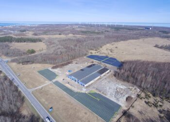Vaade Pakri teadus- ja tööstuspargile linnulennult, taamal paistavad tuulikud. Pakri tööstuspark. Foto: Allan Leppikson