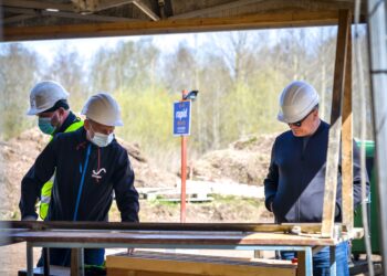 Fotol vasakul inseneribüroo Steiger puurimisosakonna juhataja Meelis Peetris, paremal Energiasalv Pakri juht Peep Siitam hindamas maa alt väljatoodud materjali. Paldiski pump-hüdroakumulatsioonijaam. Foto: Triin Raa