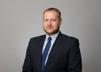 Fotol Timo Tatar, kes annab kommentaare Eesti energiapoliitika osas: "Energeetika vaatest on selge, et tuleviku elektrisüsteem on järjest detsentraliseeritum ja Ida-Virumaa roll energeetika keskusena mõnevõrra väheneb." Foto: MKM