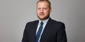 Fotol Timo Tatar, kes annab kommentaare Eesti energiapoliitika osas: "Energeetika vaatest on selge, et tuleviku elektrisüsteem on järjest detsentraliseeritum ja Ida-Virumaa roll energeetika keskusena mõnevõrra väheneb." Foto: MKM