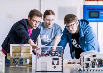 TTÜ Virumaa kolledži telemaatika ja arukate süsteemide erialal õpitakse arendama asjade interneti täislahendusi hoonetes, tööstuses ning avalikus ruumis. Ida-Viru haridus. Foto: Virumaa kolledž