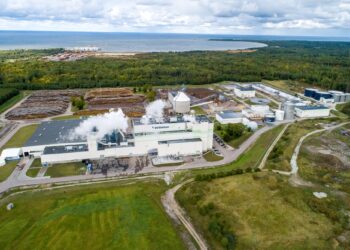 Automatiseerimine ja uute tehnoloogiate kasutamine on üks võimalus, mis aitab efektiivsust hoida ja kasvatada. Eesti töötleva tööstuse analüüs Swedankilt. Estonian Cell on tipptehnoloogia kasutamise ja automatiseerituse poolest hea näide. Foto: Ain Liiva / Virumaa Teataja / Scanpix