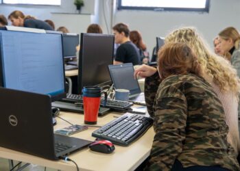 Tänavu jaanuaris alustas 19-liikmeline grupp Vali IT programmis õpinguid. Teooria läbiti 8-tunniste õppepäevade käigus koolitusklassis. Fotod: Mikk Tamme