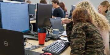 Tänavu jaanuaris alustas 19-liikmeline grupp Vali IT programmis õpinguid. Teooria läbiti 8-tunniste õppepäevade käigus koolitusklassis. Fotod: Mikk Tamme