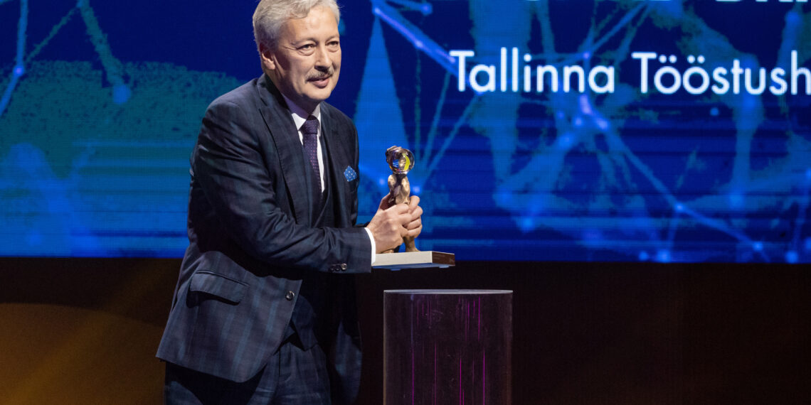 Eduard Brindfeldt võttis mullu oktoobris Alexela Kontserdimajas toimunud aasta õpetaja galal vastu aasta kutseõpetaja auhinna. Foto: Scanpix/Mihkel Maripuu/Postimees