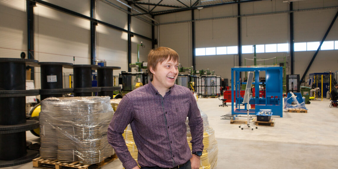 Windak tehase juhi Madis Tomsoni selja tagant paistavad klientidele koostatavad kaablikerimisseadmed. Fotod: Julia-Maria Linna