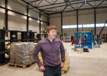 Windak tehase juhi Madis Tomsoni selja tagant paistavad klientidele koostatavad kaablikerimisseadmed. Fotod: Julia-Maria Linna