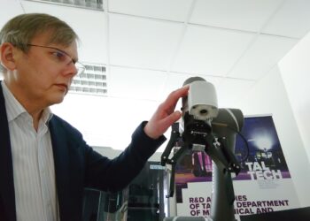 Tallinna Tehnikaülikooli professor Tauno Otto ülikooli uue koostööroboti masinnägemissüsteemi seadistamas. Foto: TalTech