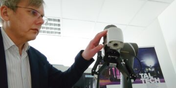 Tallinna Tehnikaülikooli professor Tauno Otto ülikooli uue koostööroboti masinnägemissüsteemi seadistamas. Foto: TalTech