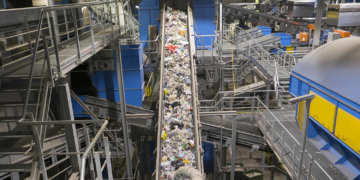 Ühekordse plasti direktiivi ülevõtmine – võimalused ja ohud käsikäes. Maailmas on olemas tehnoloogiad plast(toidu)pakendi efektiivseks sorteerimiseks ja ringlusse suunamiseks, mistõttu sedavõrd järsk ühekordse pakendi keelustamine ei oleks mõistlik. Pildil jäätmete sortimise liin Norra RoAf tehases. Foto: RoAf