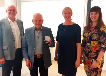 Auraha. Priit Kulule anti 1. juunil toimunud raamatuesitlusel TTÜ-s üle EML-i auraha. Vasakult Tõnu Lelumees, Priit Kulu, Triin Ploompuu ja Alexandra Lumiste.Foto: erakogu