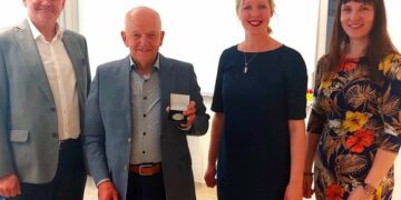 Auraha. Priit Kulule anti 1. juunil toimunud raamatuesitlusel TTÜ-s üle EML-i auraha. Vasakult Tõnu Lelumees, Priit Kulu, Triin Ploompuu ja Alexandra Lumiste.Foto: erakogu