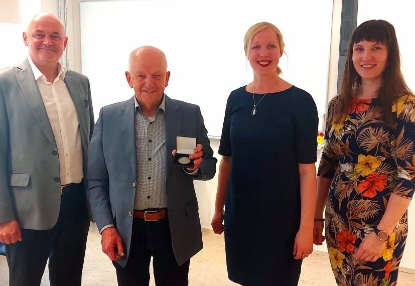 Auraha. Priit Kulule anti 1. juunil toimunud raamatuesitlusel TTÜ-s üle EML-i auraha. Vasakult Tõnu Lelumees, Priit Kulu, Triin Ploompuu ja Alexandra Lumiste.Foto: erakogu