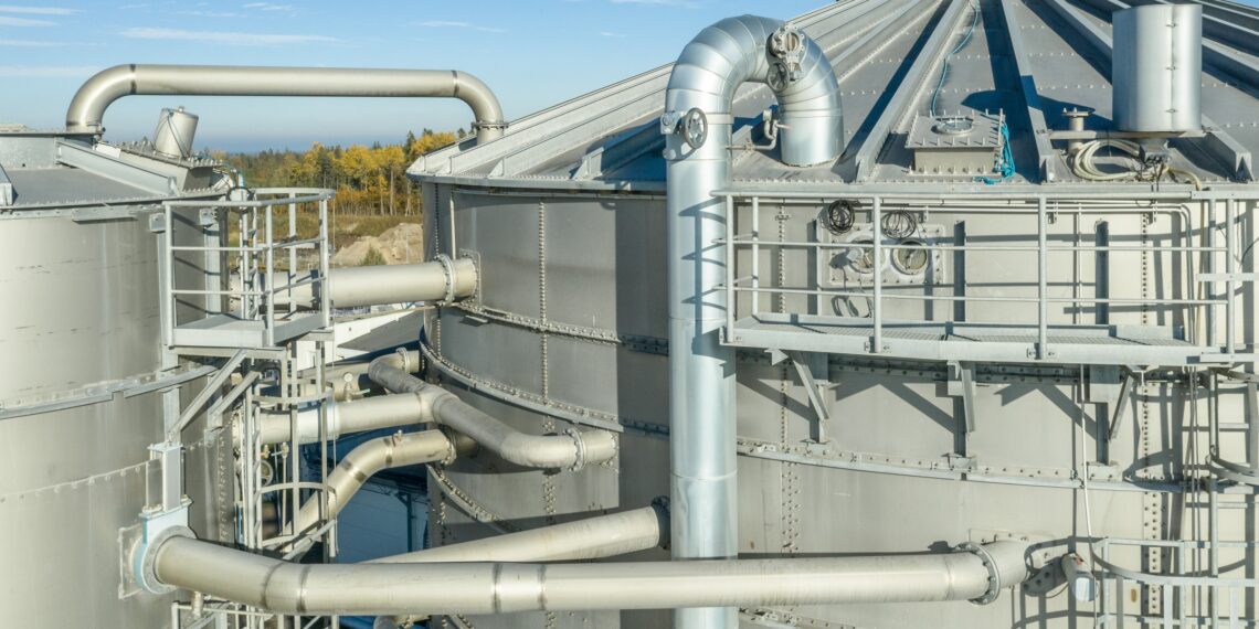 Rohepööre tööstuses paneb ettevõtjate võimed proovile. Estonian Celli biogaasi reaktor ja neutralisatsiooni mahuti. Foto: Jarek Jõepera