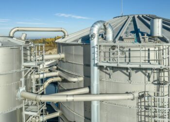 Rohepööre tööstuses paneb ettevõtjate võimed proovile. Estonian Celli biogaasi reaktor ja neutralisatsiooni mahuti. Foto: Jarek Jõepera