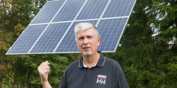 Päikese- ja tuuleelekter vabastab võrguenergia kütkeist. Rein Pinn täiustab oma maakodu elektrivärki pidevalt. Uusim arendus on tema selja taha jääv päikesepaneelide statiiv, mida saab talvisel ajal teise nurga alla seada. Foto: Julia-Maria Linna