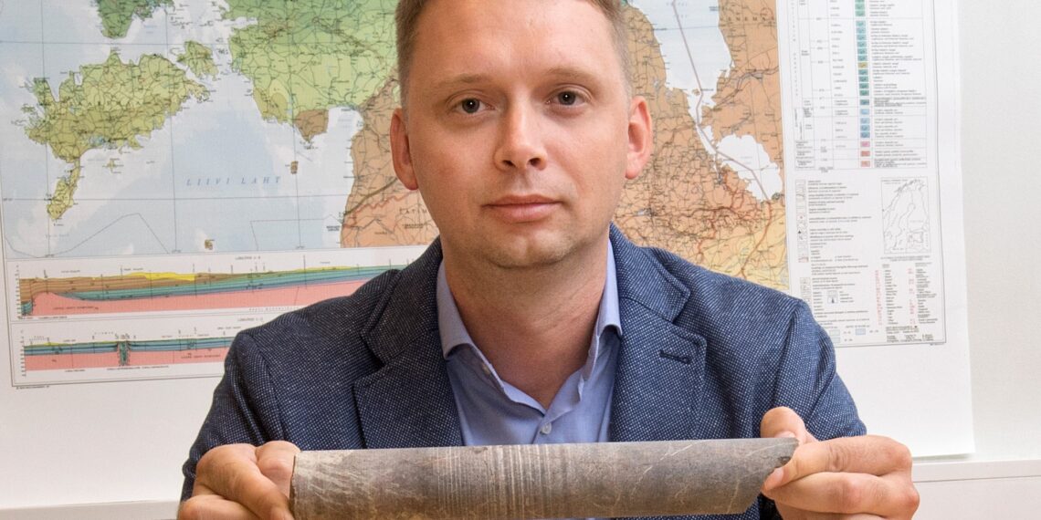 Fosforiit. Maapõuest võetud kivimiproovid pakuvad Tiit Kaasikule huvi. Foto: Scanpix/Sven Arbet