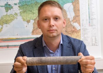 Fosforiit. Maapõuest võetud kivimiproovid pakuvad Tiit Kaasikule huvi. Foto: Scanpix/Sven Arbet