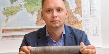 Fosforiit. Maapõuest võetud kivimiproovid pakuvad Tiit Kaasikule huvi. Foto: Scanpix/Sven Arbet