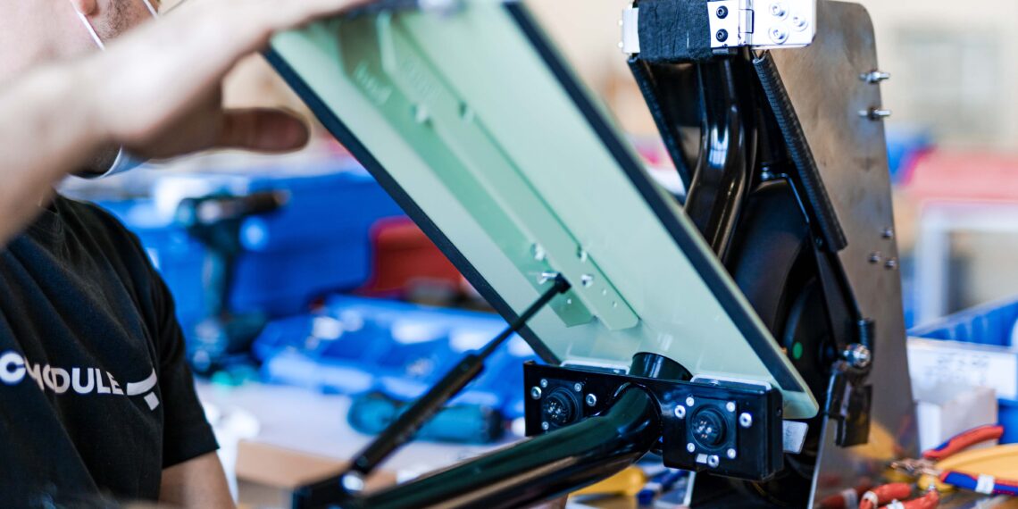 Tõukerataste komplekteerimine Comodule’i tehases. Fotod: Comodule / Katrin Eleri Engel