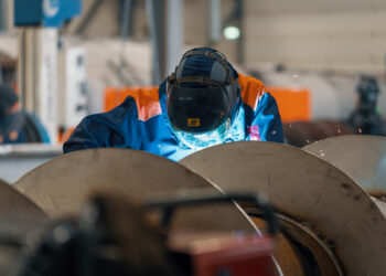 Welmet. Täppistööna valmivate tigude juures on Welmetis ametis nii kohalikud kui Ukrainast pärit keevitajad. Foto: Tanel Meos